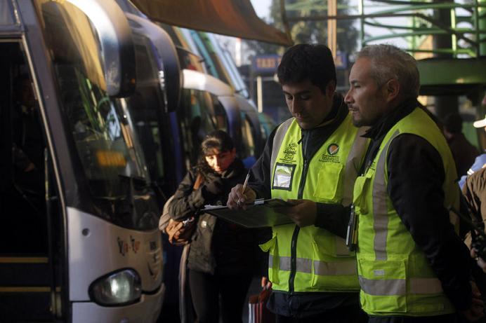 Sernac denunciará a la justicia a empresas de buses por incumplimientos detectados. Foto: Meganoticias.cl / UPI Sernac denunciará a la justicia a empresas de buses por incumplimientos detectados. Foto: Meganoticias.cl / UPI