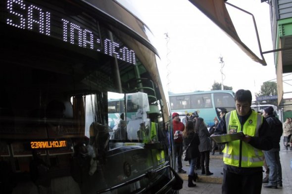 Sernac denunció a la justicia a 43 empresas de buses por incumplimientos detectados previo a Semana Santa. Foto: Cooperativa.cl Sernac denunció a la justicia a 43 empresas de buses por incumplimientos detectados previo a Semana Santa. Foto: Cooperativa.cl