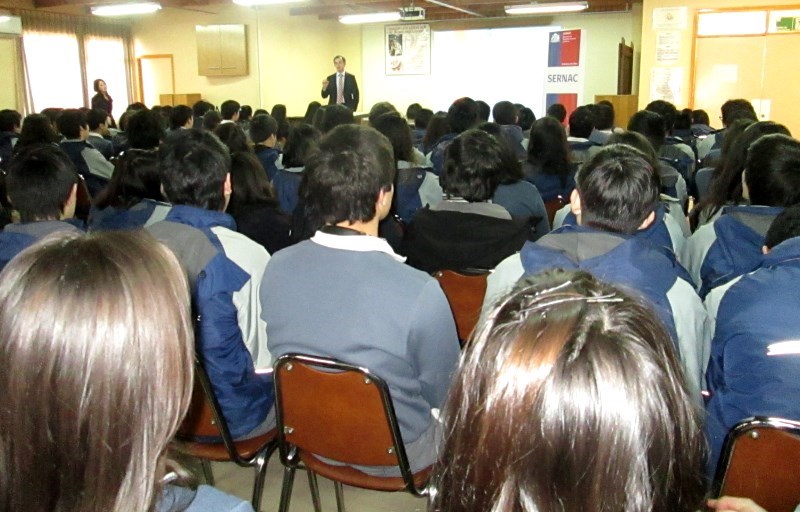 Los Lagos: Sernac realizó charla sobre derechos y educación financiera a estudiantes de Puerto Varas Los Lagos: Sernac realizó charla sobre derechos y educación financiera a estudiantes de Puerto Varas