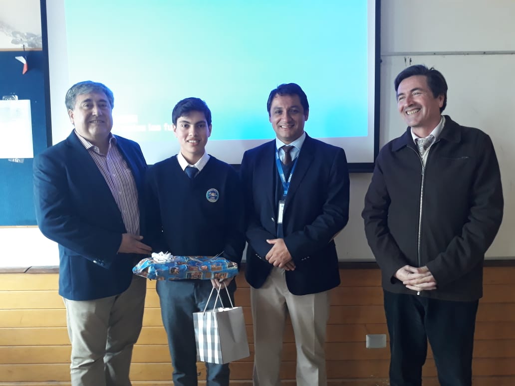 Entrega premio Matias Olivoa colegio Los Muermos Ahorro Challenge Entrega premio Matias Olivoa colegio Los Muermos Ahorro Challenge