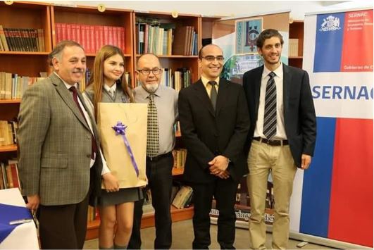 Rafael Pincheira Leiva, Director Liceo Claudina Urrutia; Paulina Pérez Salgado, ganadora premio nacional "Ahorro Challenge"; Eduardo Pérez Molina, Director Regional (s) del SERNAC; Ignacio Landeros Falcón, profesor de historia; Felipe Correa Urrutia, Director Comunal de Educación (DAEM). Rafael Pincheira Leiva, Director Liceo Claudina Urrutia; Paulina Pérez Salgado, ganadora premio nacional "Ahorro Challenge"; Eduardo Pérez Molina, Director Regional (s) del SERNAC; Ignacio Landeros Falcón, profesor de historia; Felipe Correa Urrutia, Director Comunal de Educación (DAEM).