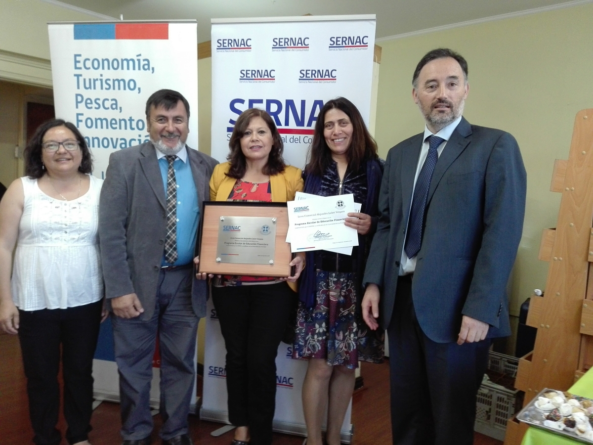 Dirección Regional del SERNAC de Valparaíso certifica a profesores que participaron en Curso de Perfeccionamiento Docente en la región. Dirección Regional del SERNAC de Valparaíso certifica a profesores que participaron en Curso de Perfeccionamiento Docente en la región.