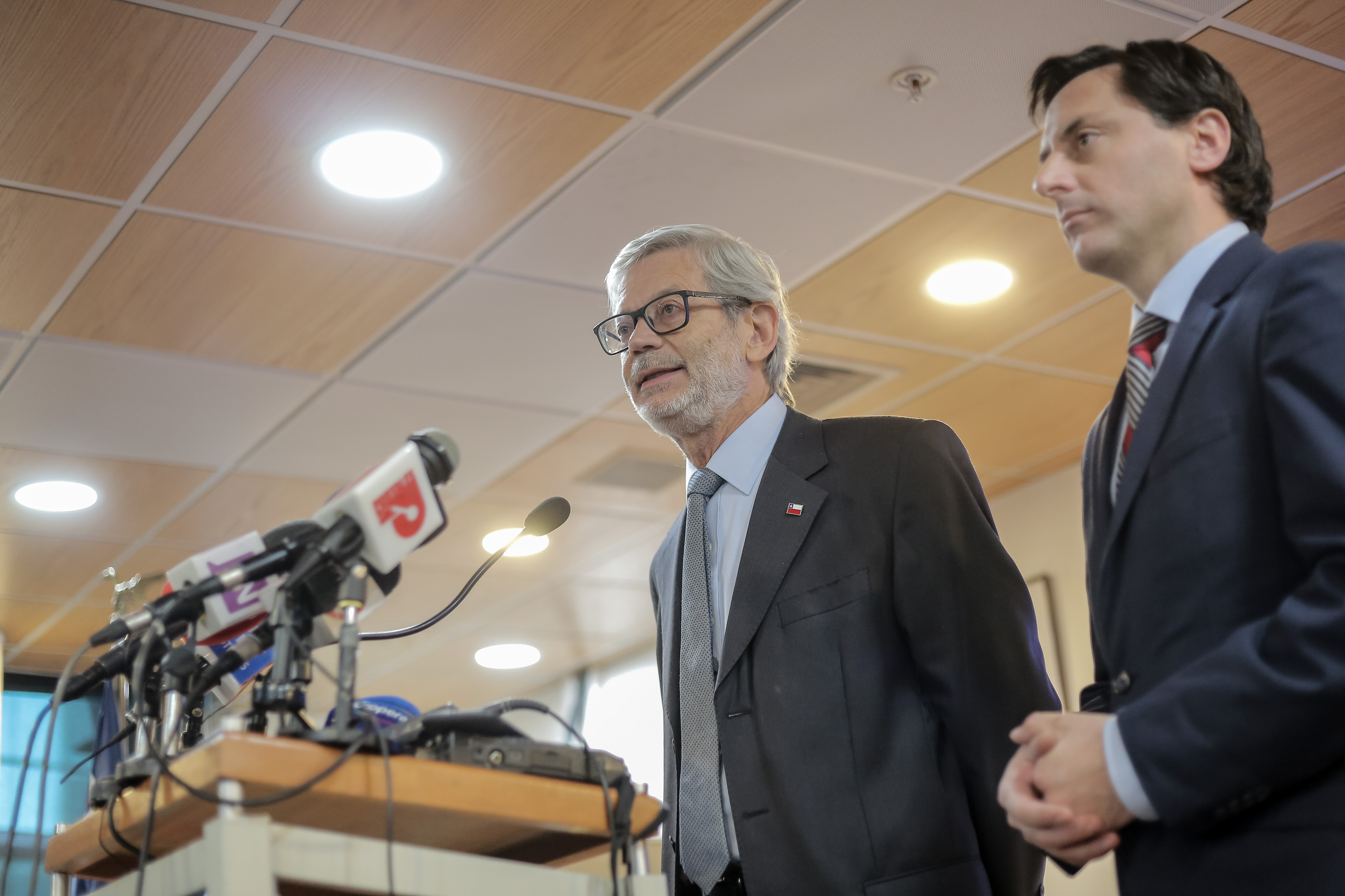 Ministro de Economía, Juan Andres Fontaine, y el Director Nacional del SERNAC, Lucas Del Villar, anunciaron acciones contra la empresa Essal por extenso corte de agua potable en Osorno Ministro de Economía, Juan Andres Fontaine, y el Director Nacional del SERNAC, Lucas Del Villar, anunciaron acciones contra la empresa Essal por extenso corte de agua potable en Osorno