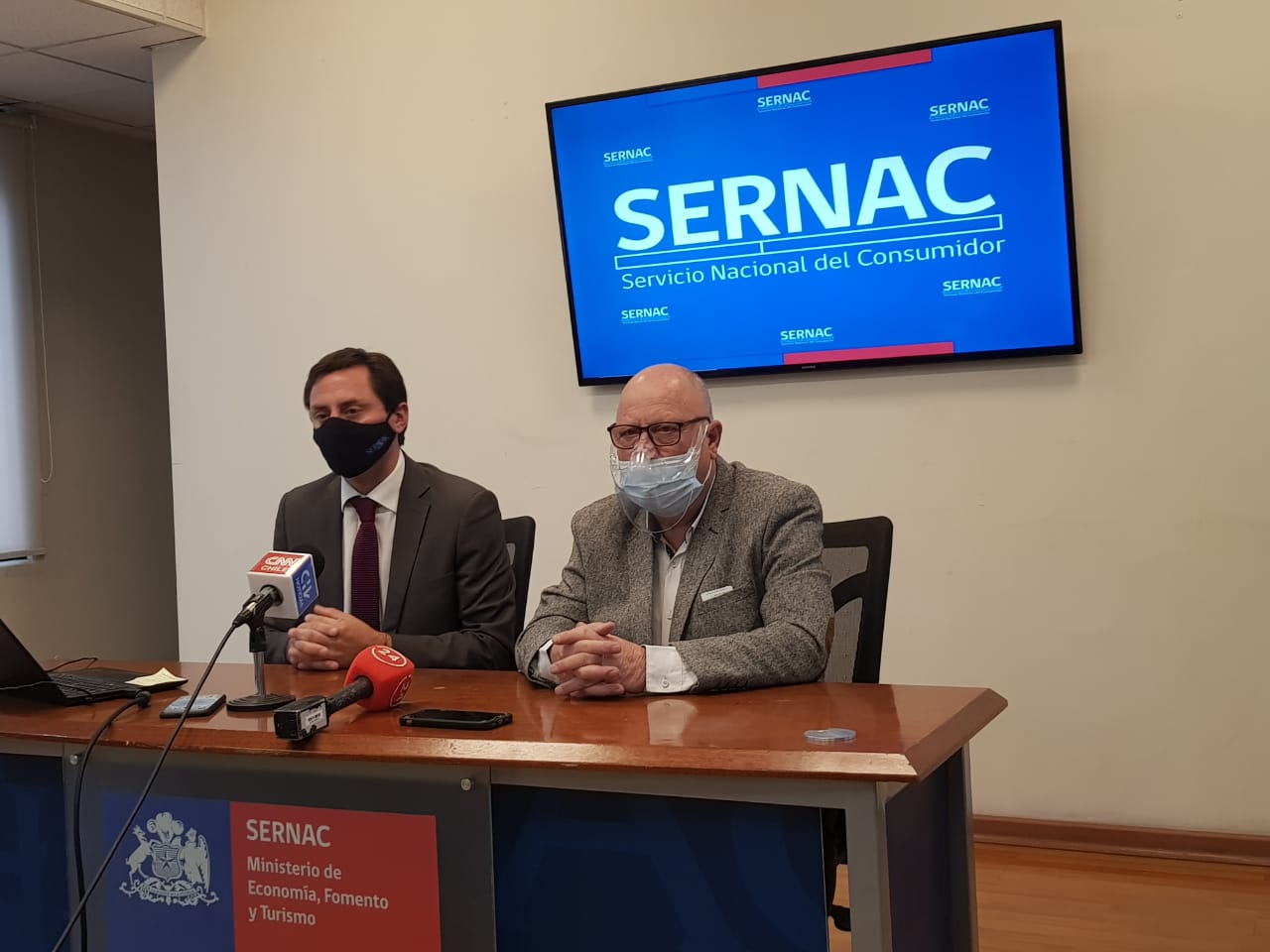 Lucas Del Villar y Hernán Calderón presentan "Boletín Empresas" Lucas Del Villar y Hernán Calderón presentan "Boletín Empresas"