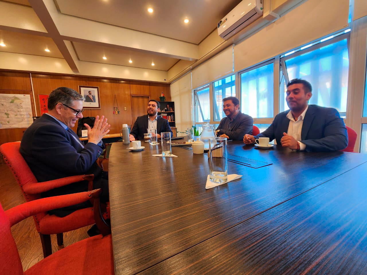 Director Nacional, Andrés Herrera, junto al Delegado Presidencial de Tarapacá, Daniel Quinteros; el Seremi de Economía, Jorge Julio; y el Director (S) del SERNAC de Tarapacá, Rodrigo Cortés. Director Nacional, Andrés Herrera, junto al Delegado Presidencial de Tarapacá, Daniel Quinteros; el Seremi de Economía, Jorge Julio; y el Director (S) del SERNAC de Tarapacá, Rodrigo Cortés.