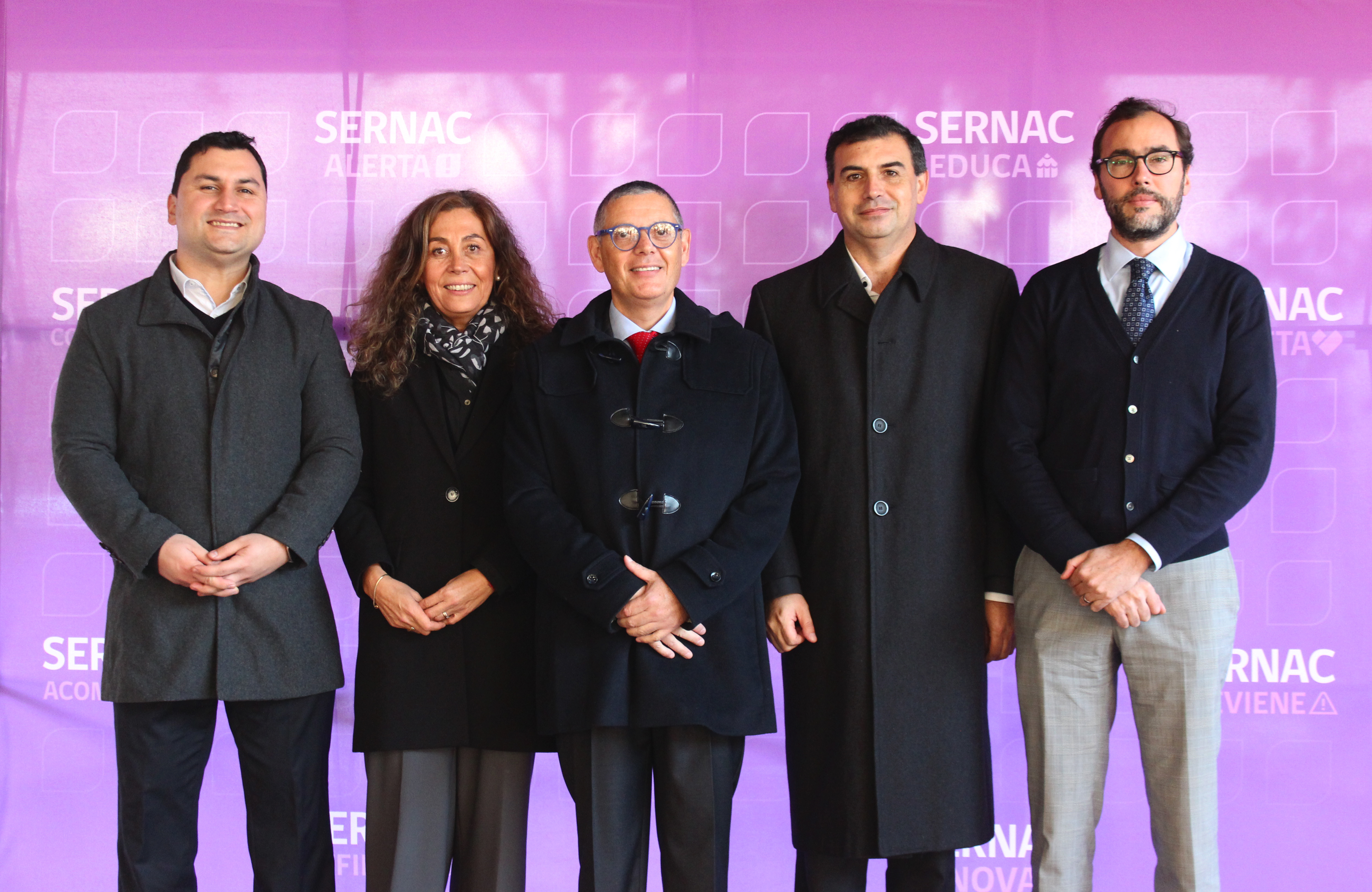 Director Nacional, Andrés Herrera; junto al Subdirector (S) de Estrategia y Servicios a la Ciudadanía, Rodrigo Mateluna; la Subdirectora (S) de Procedimiento Extrajudiciales de Resolución de Conflictos Colectivos, Carolina Norambuena; el Subdirector (S) de Fiscalización, Marcos Müller; y el Subdirector de Consumo Financiero, Andrés Pavón. Director Nacional, Andrés Herrera; junto al Subdirector (S) de Estrategia y Servicios a la Ciudadanía, Rodrigo Mateluna; la Subdirectora (S) de Procedimiento Extrajudiciales de Resolución de Conflictos Colectivos, Carolina Norambuena; el Subdirector (S) de Fiscalización, Marcos Müller; y el Subdirector de Consumo Financiero, Andrés Pavón.