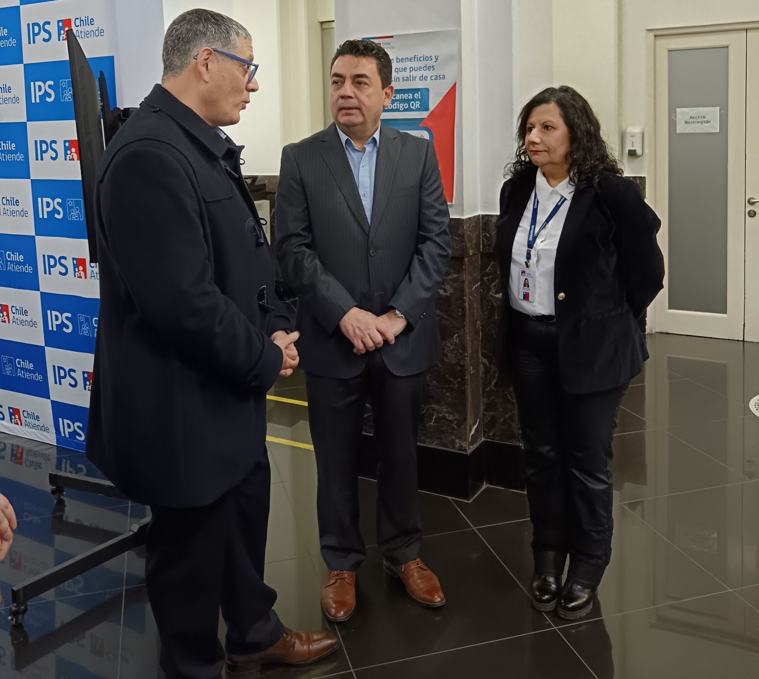 Director Nacional del SERNAC, Andrés Herrera, junto al Director Nacional del IPS, Juan José Cárcamo; y la Subdirectora de Servicios al Cliente de ChileAtiende, Lenia Pizarro. Director Nacional del SERNAC, Andrés Herrera, junto al Director Nacional del IPS, Juan José Cárcamo; y la Subdirectora de Servicios al Cliente de ChileAtiende, Lenia Pizarro.
