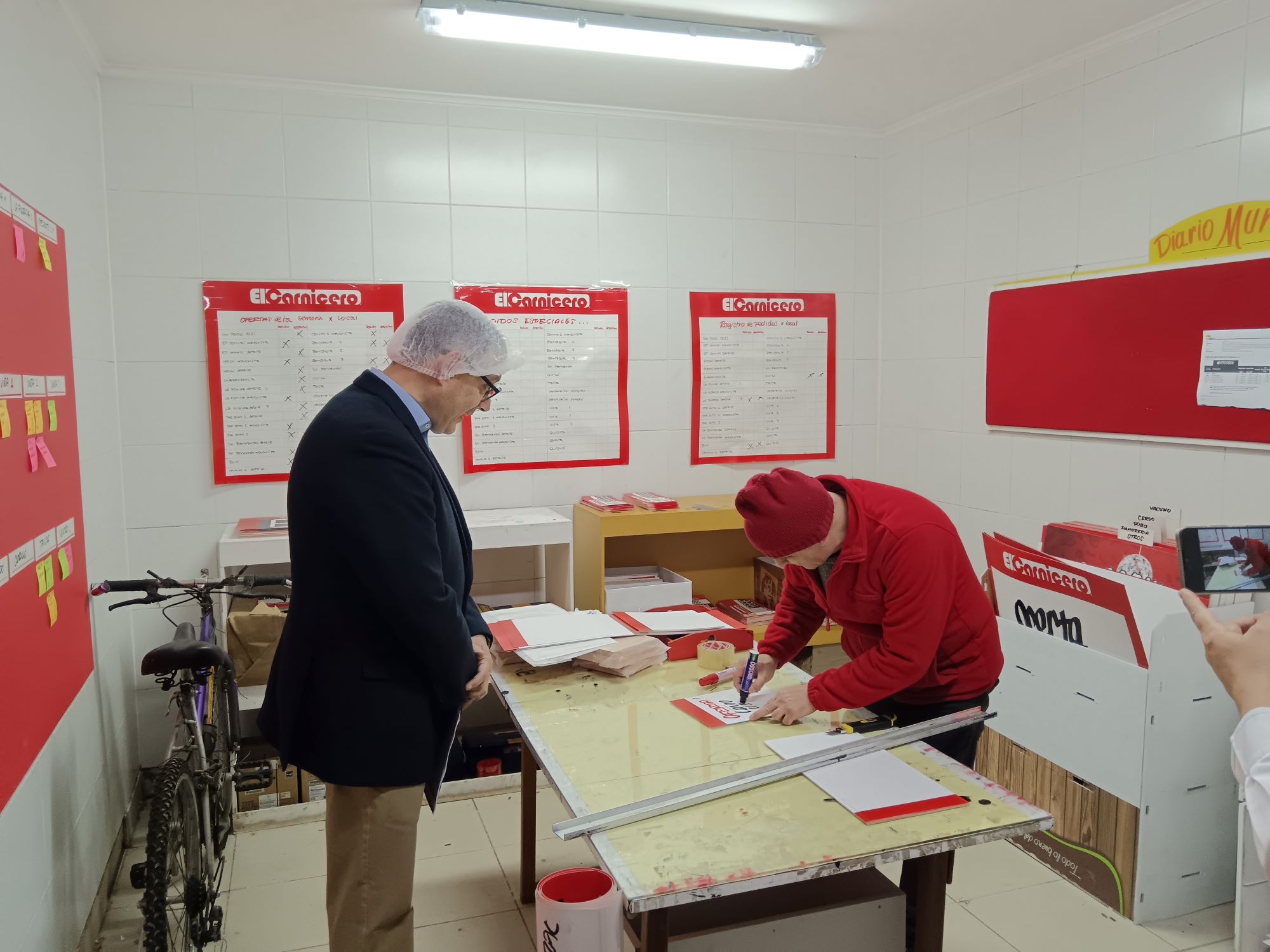 Director Nacional del SERNAC, Andrés Herrera, en el local "El Carnicero", previo a Fiestas Patrias. Director Nacional del SERNAC, Andrés Herrera, en el local "El Carnicero", previo a Fiestas Patrias.